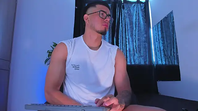 Snapshot of thaddeus_king chatting on 06-08-26, 02:17 thaddeus king online show from 06-08-26, 02:17