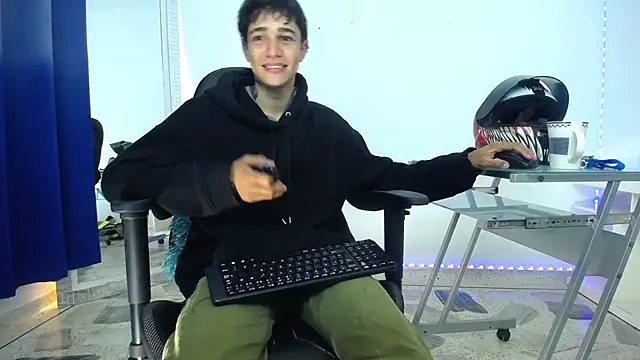 Snapshot of Zacktk7 chatting on 12-17-24, 11:27 Zacktk7 online show from 12-17-24, 11:27