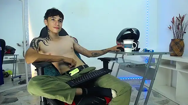 Snapshot of Zacktk7 chatting on 12-18-24, 02:32 Zacktk7 online show from 12-18-24, 02:32