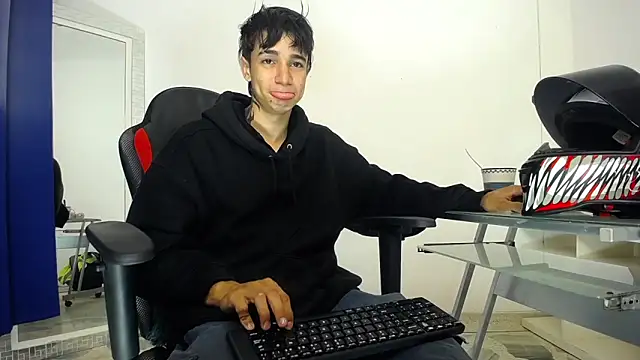 Snapshot of Zacktk7 chatting on 12-19-24, 11:03 Zacktk7 online show from 12-19-24, 11:03