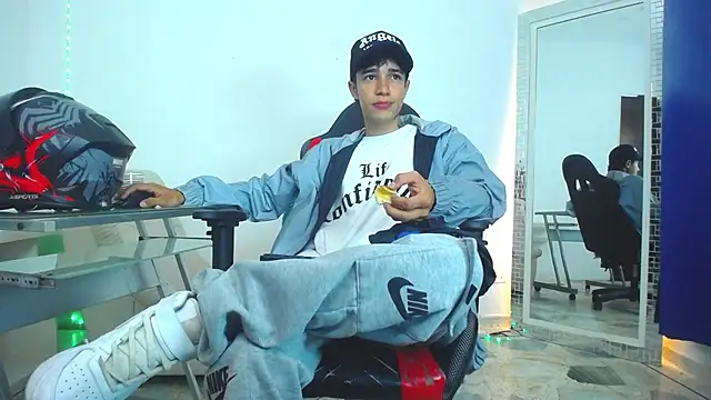 Snapshot of Zacktk7 chatting on 12-25-24, 06:30 Zacktk7 online show from 12-25-24, 06:30