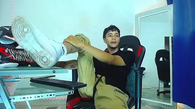 Snapshot of Zacktk7 chatting on 12-31-24, 02:19 Zacktk7 online show from 12-31-24, 02:19