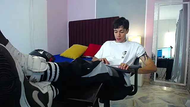 Snapshot of Zacktk7 chatting on 01-02-25, 01:27 Zacktk7 online show from 01-02-25, 01:27