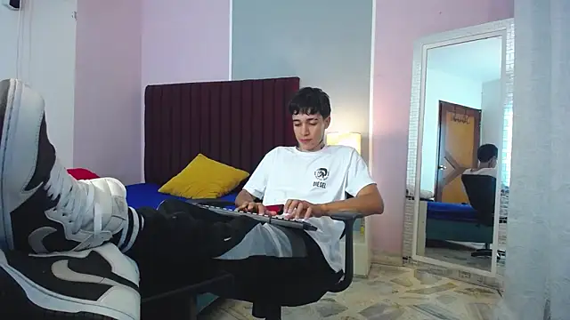 Snapshot of Zacktk7 chatting on 01-02-25, 03:40 Zacktk7 online show from 01-02-25, 03:40