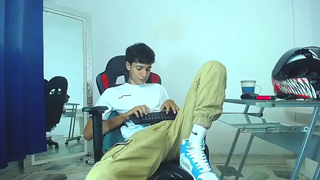 Snapshot of Zacktk7 chatting on 01-07-25, 12:03 Zacktk7 online show from 01-07-25, 12:03