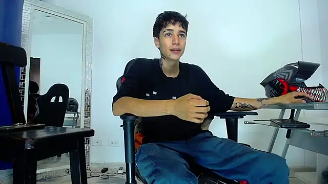 Snapshot of Zacktk7 chatting on 01-08-25, 09:23 Zacktk7 online show from 01-08-25, 09:23