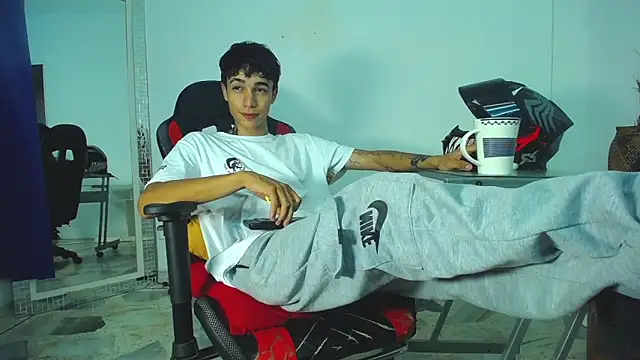 Snapshot of Zacktk7 chatting on 01-14-25, 08:04 Zacktk7 online show from 01-14-25, 08:04