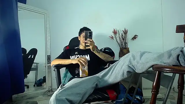 Snapshot of Zacktk7 chatting on 01-17-25, 08:22 Zacktk7 online show from 01-17-25, 08:22