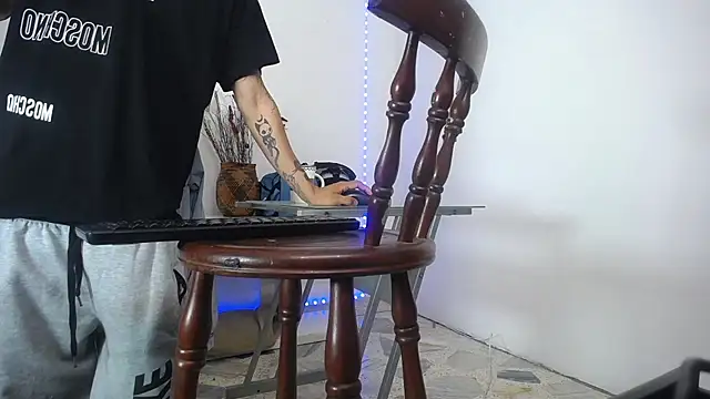 Snapshot of Zacktk7 chatting on 01-18-25, 04:31 Zacktk7 online show from 01-18-25, 04:31