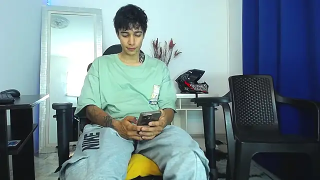 Snapshot of Zacktk7 chatting on 02-03-25, 07:42 Zacktk7 online show from 02-03-25, 07:42