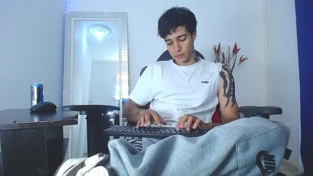 Snapshot of Zacktk7 chatting on 02-04-25, 07:44 Zacktk7 online show from 02-04-25, 07:44