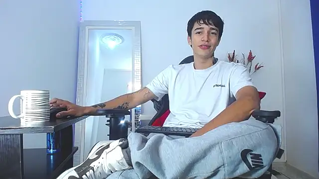 Snapshot of Zacktk7 chatting on 02-04-25, 10:45 Zacktk7 online show from 02-04-25, 10:45