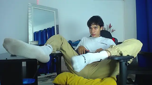 Snapshot of Zacktk7 chatting on 02-05-25, 08:35 Zacktk7 online show from 02-05-25, 08:35