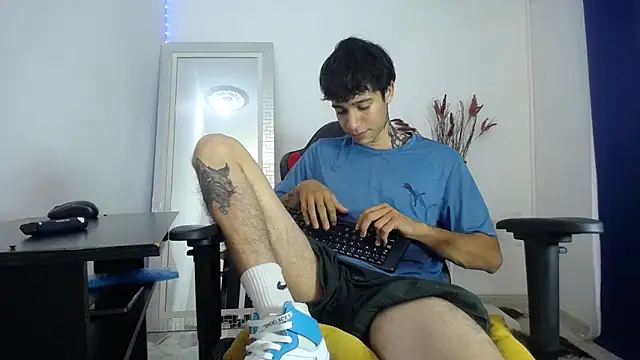 Snapshot of Zacktk7 chatting on 02-06-25, 08:02 Zacktk7 online show from 02-06-25, 08:02