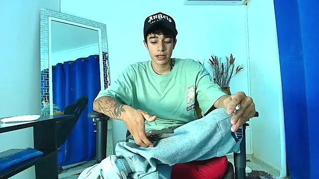 Snapshot of Zacktk7 chatting on 02-14-25, 07:54 Zacktk7 online show from 02-14-25, 07:54