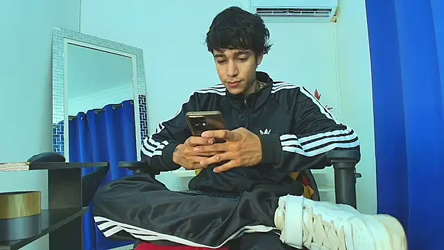 Snapshot of Zacktk7 chatting on 02-19-25, 08:31 Zacktk7 online show from 02-19-25, 08:31