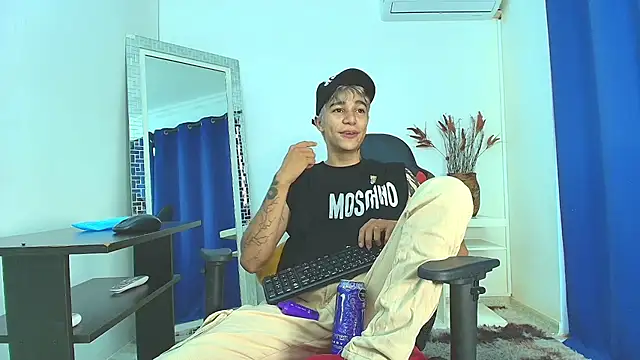 Snapshot of Zacktk7 chatting on 02-21-25, 08:27 Zacktk7 online show from 02-21-25, 08:27