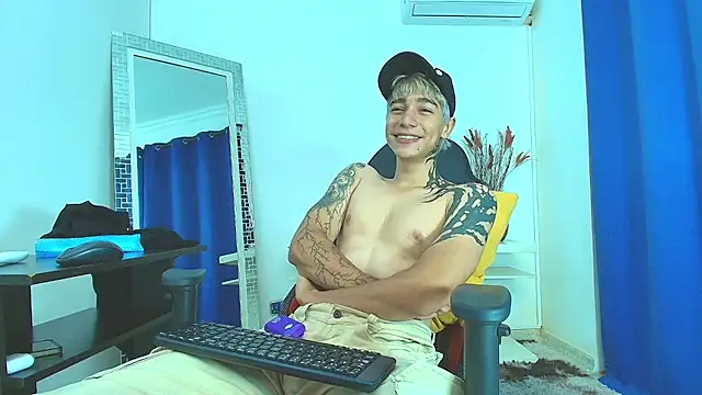 Snapshot of Zacktk7 chatting on 02-21-25, 11:32 Zacktk7 online show from 02-21-25, 11:32