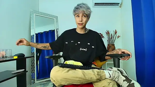 Snapshot of Zacktk7 chatting on 02-26-25, 08:22 Zacktk7 online show from 02-26-25, 08:22