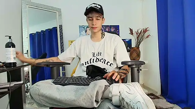 Snapshot of Zacktk7 chatting on 03-20-25, 07:46 Zacktk7 online show from 03-20-25, 07:46