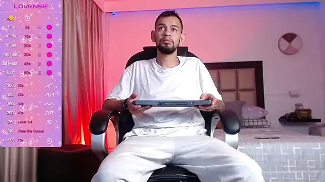 Snapshot of Bedobigcock chatting on 12-05-24, 10:23 Bedobigcock online show from 12-05-24, 10:23