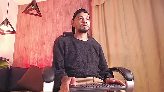 Snapshot of Bedobigcock chatting on 02-13-25, 02:01 Bedobigcock online show from 02-13-25, 02:01