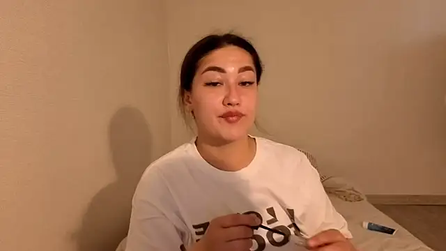 Snapshot of Aria_Blisss chatting on 05-28-26, 01:25 Aria Blisss online show from 05-28-26, 01:25