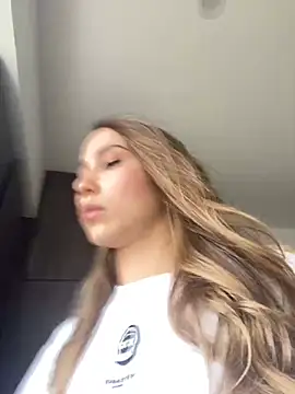 Snapshot of SophieRaily_ chatting on 12-19-24, 08:44 SophieRaily online show from 12-19-24, 08:44