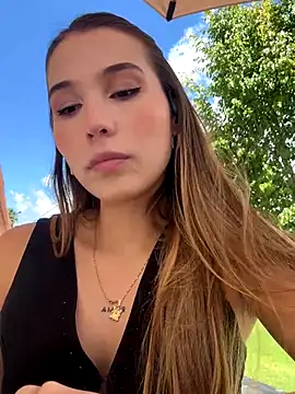 Snapshot of SophieRaily_ chatting on 10-22-25, 06:07 SophieRaily online show from 10-22-25, 06:07