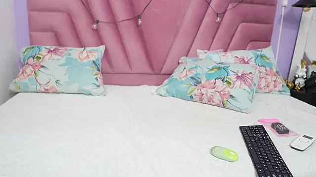 Snapshot of hornybarelylegalgirl chatting on 06-27-26, 12:22 hornybarelylegalgirl online show from 06-27-26, 12:22