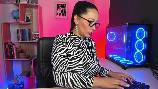 Snapshot of Sue_Wolls chatting on 01-06-25, 05:59 Sue Wolls online show from 01-06-25, 05:59