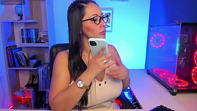 Snapshot of Sue_Wolls chatting on 02-12-25, 04:00 Sue Wolls online show from 02-12-25, 04:00