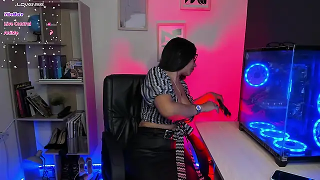 Snapshot of Sue_Wolls chatting on 02-13-25, 02:09 Sue Wolls online show from 02-13-25, 02:09