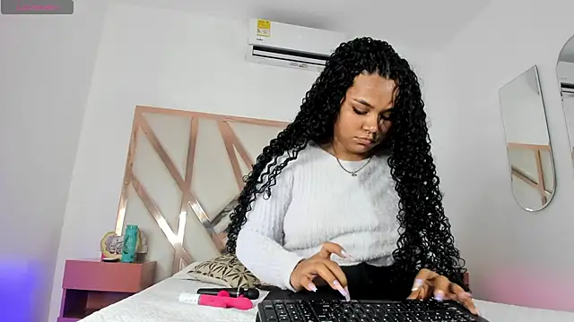 Snapshot of Carolina_Evanss chatting on 03-21-25, 03:33 Carolina Evanss online show from 03-21-25, 03:33