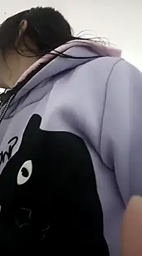 Snapshot of dholcee chatting on 12-18-24, 11:02 dholcee online show from 12-18-24, 11:02