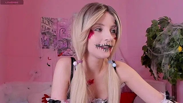 Snapshot of Katty_Lights chatting on 10-31-25, 11:33 Katty Lights online show from 10-31-25, 11:33