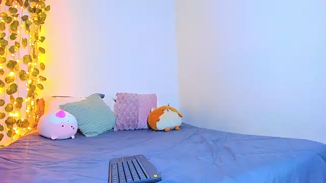 Snapshot of emillyhills chatting on 02-08-25, 08:09 emillyhills online show from 02-08-25, 08:09