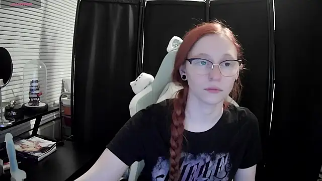 Snapshot of LilyFoxxx chatting on 02-12-25, 04:23 LilyFoxxx online show from 02-12-25, 04:23