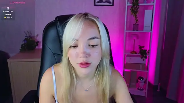 Snapshot of Christy_Little chatting on 09-22-25, 11:40 Christy Little online show from 09-22-25, 11:40