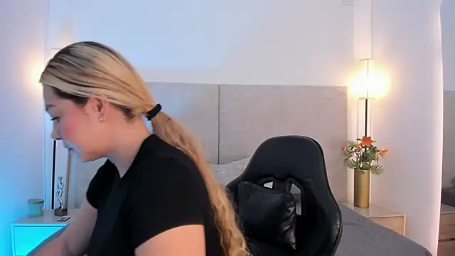 Saori newman online show from 04-21-26, 12:11