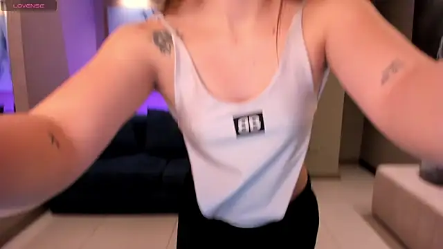 Snapshot of AlinaKravitz chatting on 03-16-25, 11:27 AlinaKravitz online show from 03-16-25, 11:27