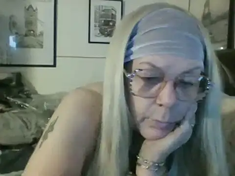 housewife shantie online show from 03-12-25, 08:08