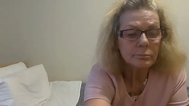 housewife shantie online show from 09-26-25, 07:01