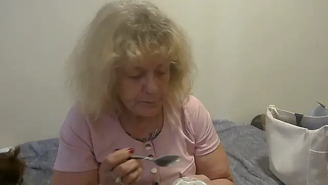 housewife shantie online show from 09-27-25, 12:54