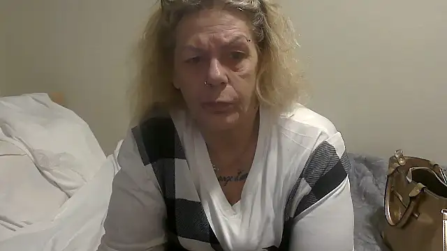 housewife shantie online show from 10-10-25, 06:45