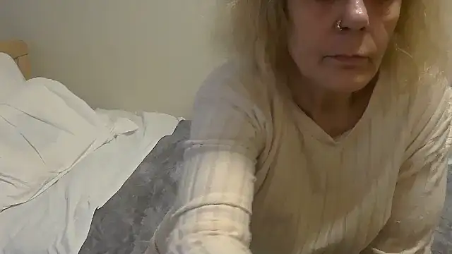 housewife shantie online show from 10-21-25, 02:29