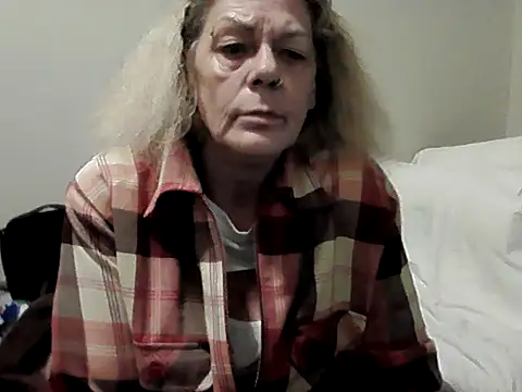 housewife shantie online show from 10-27-25, 02:54