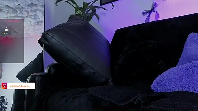 Snapshot of Alisson_Wynter chatting on 06-18-26, 09:14 Alisson Wynter online show from 06-18-26, 09:14