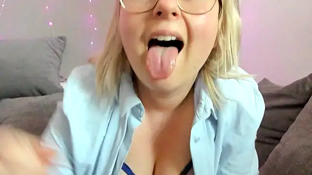 Lillyloo  online show from 03-10-25, 02:48