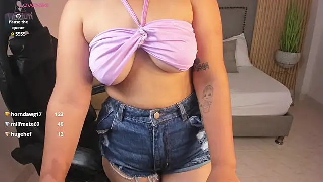 aurora johnson  online show from 01-11-25, 08:43